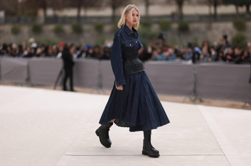 Idealne buty do biało-granatowej sukienki