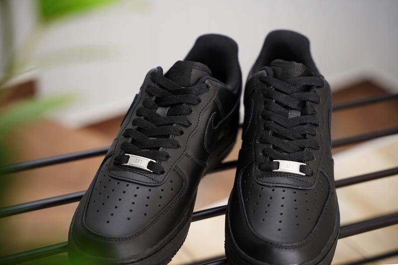 Odkryj, jakie sznurówki do czarnych butów dodadzą stylu Twoim lookom