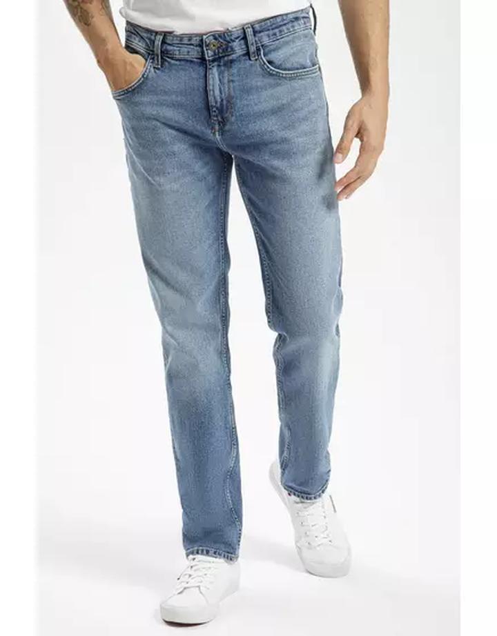 Sekrety idealnego dopasowania: jak wybrać rozmiar jeansów, który pasuje do Ciebie?