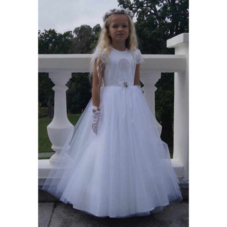 Jak stworzyć piękną sukienkę komunijną – krok po kroku