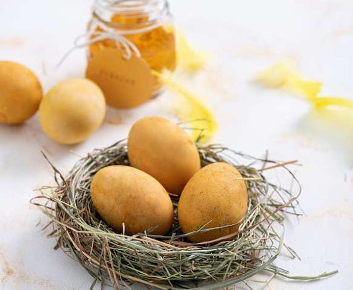 Kolorowe jaja na Wielkanoc: jak farbować jajka bibułą w prosty sposób