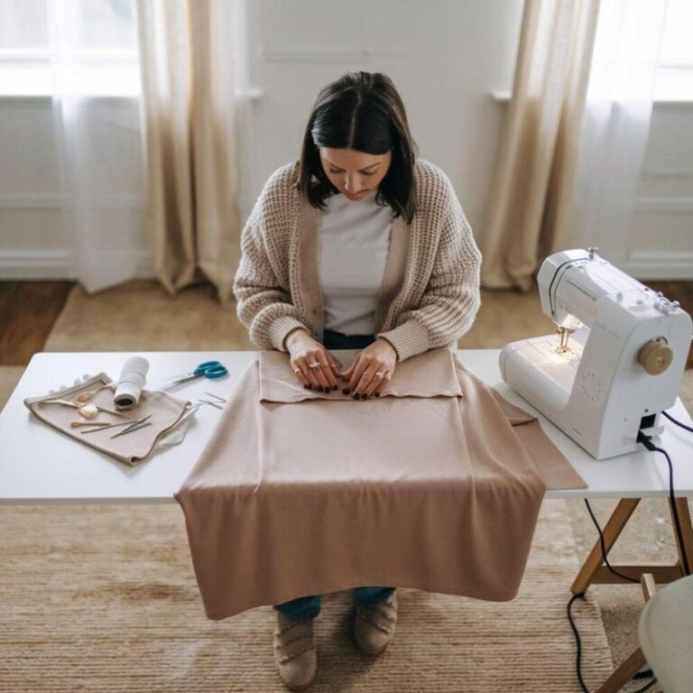 Odkryj tajniki szycia: jak uszyć tunikę z dresówki krok po kroku