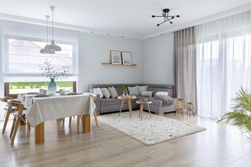 Zasłony do salonu – poradnik krok po kroku, jak je uszyć samodzielnie