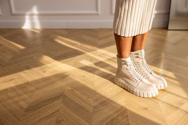 Jakie buty idealnie pasują do sukienki w bladym różu?