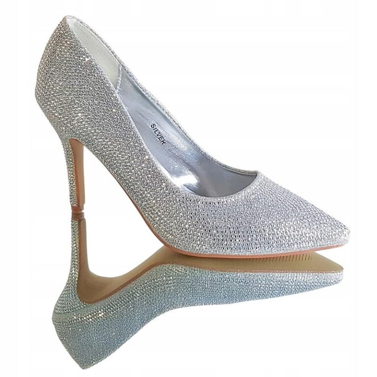 Sukienki, które idealnie pasują do srebrnych butów – jaki kolor wybrać?