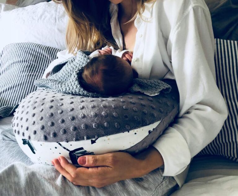 Zainspiruj się! Jak uszyć poduszkę w kształcie kury krok po kroku