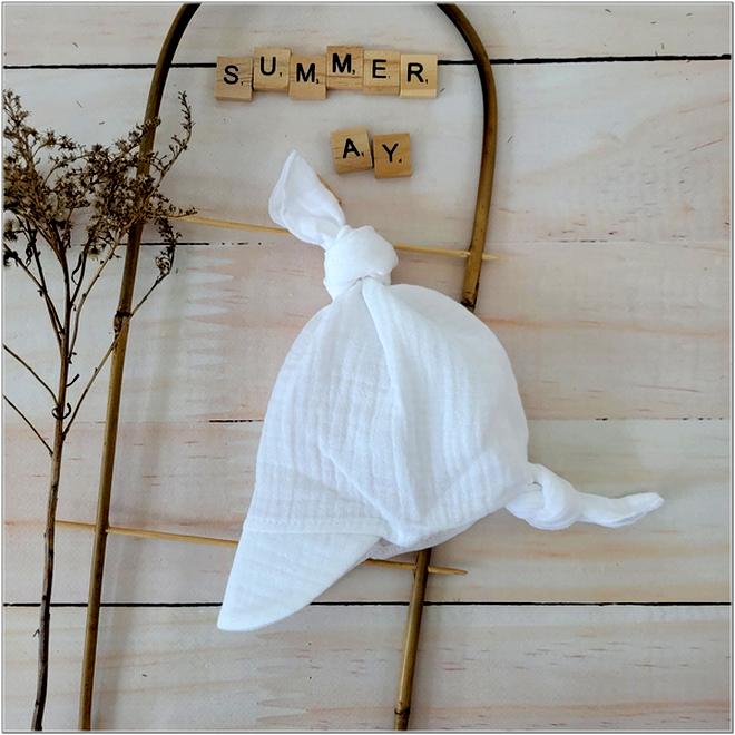 Zakładanie czapki noworodkowi