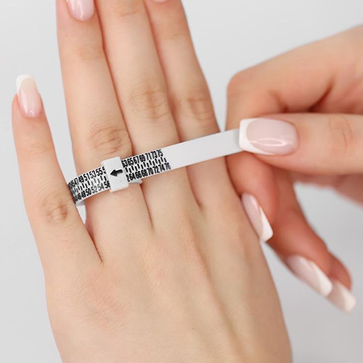 Jak poprawnie sprawdzić rozmiar palca przed zakupem biżuterii?