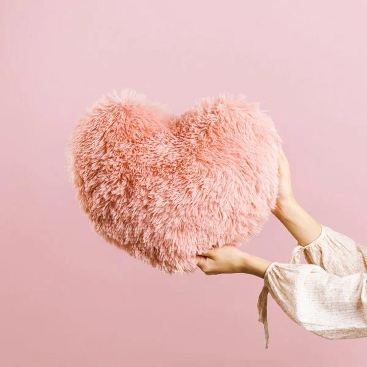 Jak własnoręcznie uszyć poduszkę serce z falbanką – przewodnik krok po kroku