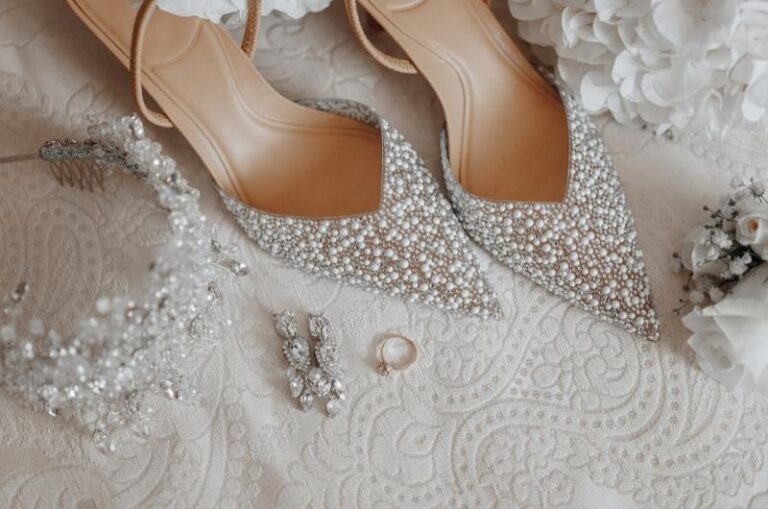 Wybór idealnych butów do krótkiej sukni ślubnej – poradnik dla przyszłej panny młodej