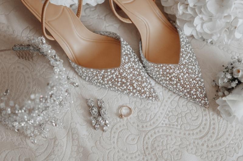 Wybór idealnych butów do krótkiej sukni ślubnej – poradnik dla przyszłej panny młodej